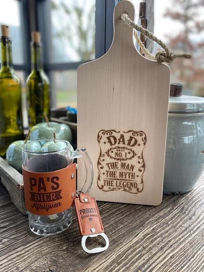 Cadeaupakket bier -vader; Serveerplank met afbeelding; Dad best no. 1 the man-the myth-the legend / Bierpul met tekst; Pa's bier Afblijven / Flesseopener Proost geniet ervan / vaderdag / cadeau / verjaardag man