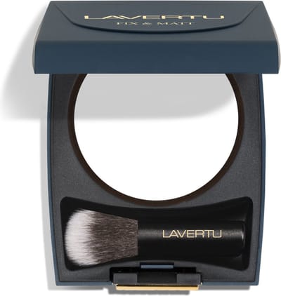 LAVERTU Fix & Matt - Egaliseert en matteert de huid - Compacte luchtige poeder - Ultra zachte finish - Universele kleur - Zuinig in gebruik - Bloemige geur - Inclusief kwastje en spiegel