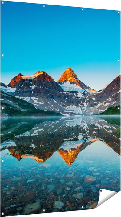 Gards Tuinposter Berg Assiniboine bij het Meer in Canada - 120x180 cm - Tuindoek - Tuindecoratie - Wanddecoratie buiten - Tuinschilderij