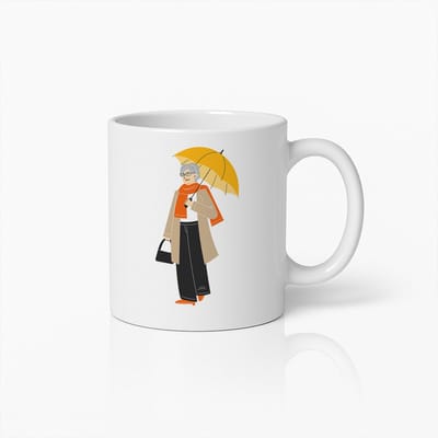 Elegante Oudere Vrouw met Paraplu Mok – Stijlvolle Herfst Koffiebeker