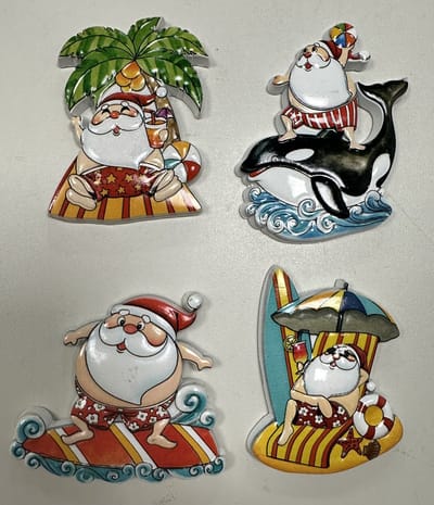 Kerst koelkastmagneten "Tropische Kerstman" - Set van 4 stuks - surfplank/ligbed/palmboom/walvis - Polyresin - hoogte 8 x 8 x 1 cm - Kerstdecoratie - Woondecoratie - Woonaccessoires