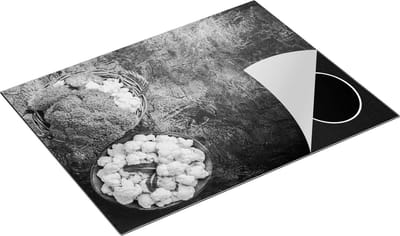 Chefcare Inductie Beschermer Bloemkolen op een Grijze Tafel - Zwart Wit - 77x59 cm - Afdekplaat Inductie - Kookplaat Beschermer - Inductie Mat