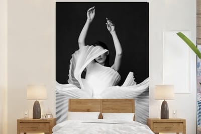 Behang - Fotobehang Vrouw - Portret - Dans - Jurk - Zwart wit - Breedte 200 cm x hoogte 300 cm
