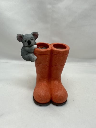 Polyresin (tuin)dier op roze laarzen - Koala - roze+ grijs - Hoogte 11 x 10 x 8 cm - Woonaccessoires - Tuinaccessoires - Tuindecoratie