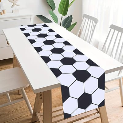 Fabriquée en polyester de première qualité, cette nappe présente un tissage jacquard fin, des broderies florales et des découpes ajourées.. Il est résistant à la chaleur et à la poussière. 150x33cm