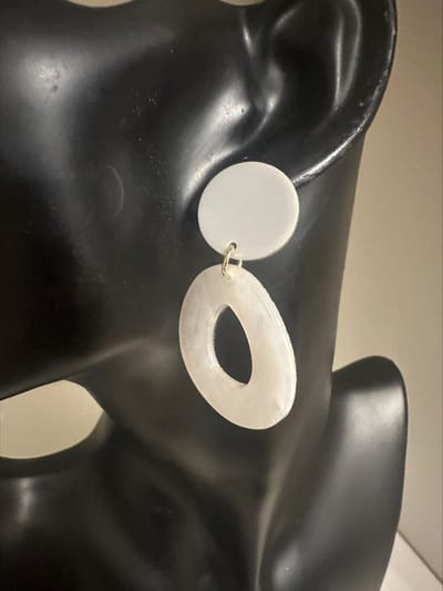 Grijs/parelmoer oorstekers | Make up | Parfum | Moederdag | Verjaardagscadeau| Cadeautje| Valentijnsdag| Kado | sieraden | vaderdag | oorbellen | oorsieraden
