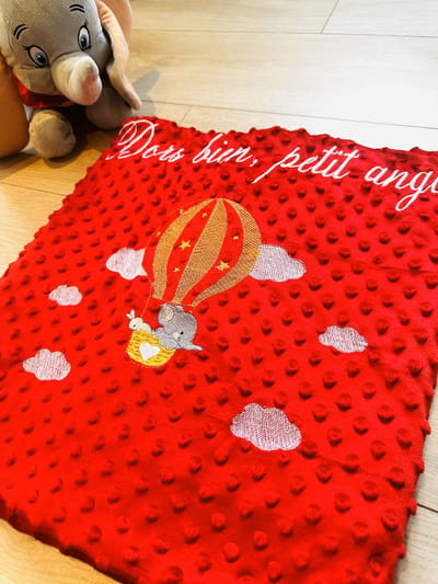 Couverture bébé rouge avec un éléphant et une dédicace en français brodée/Red baby blanket with an elephant and a French dedication embroidered 95 x 120 cm