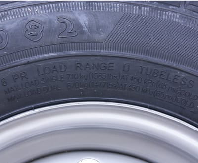 165R13C aanhangwagenwiel met 5 bouten en een steekcirkel van 112 mm, voorzien van een Wanda WR082-band, draagvermogen 670 kg