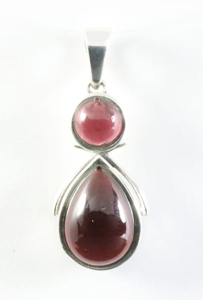 Zilveren hanger met granaat