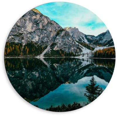 Dibond Wandcirkel - Weerspiegelend Water bij Bergen - 80x80cm Foto op Aluminium Wandcirkel (met ophangsysteem)
