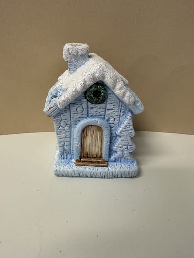 Kerstbeeld Kersthuisje/theelicht houder - blauw + wit & glitters - keramiek - hoogte 14x12x9 cm - Kerstdecoratie - theelichthouders
