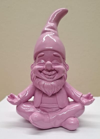 Zen Kabouter Roze Mediterend – 26cm hoog – kabouter - Modern Design – Polyresin – Roze - Decoratie - Woonaccessoires - Beeld