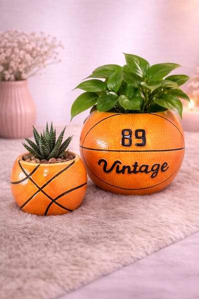 Bloempot ‘Basketball Vibes’ – Sporty & uniek! (groot met tekst) | Viva Femme | Bloempot | Decoratie | Cadeau | Wonen | Planten | Bloemen | Lente | Vrolijk | Sportief | Moederdag