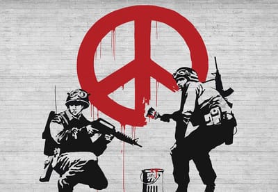 Fotobehang Banksy Graffiti | XL - 208cm x 146cm | 130g/m2 Vlies