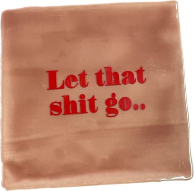 Hippe tegeltje met tekst: Let that shit go | Zalm/licht roze met rood | Gepersonaliseerde cadeau | Hippe Spreuktegel | Nieuwe woning cadeau | Housewarming cadeau
