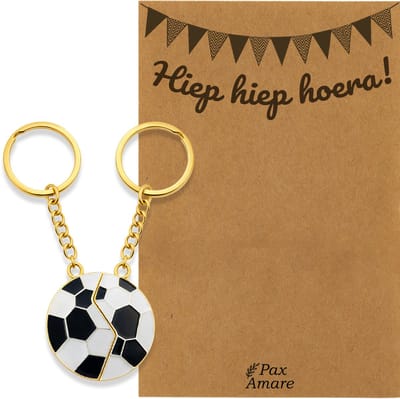 BFF Sleutelhanger voor 2 'Hiep Hiep Hoera' - Magnetische Voetbal - Sleutelhanger set op Cadeau Kaartje - Goudkleurig - Verjaardags Hanger - Pax Amare