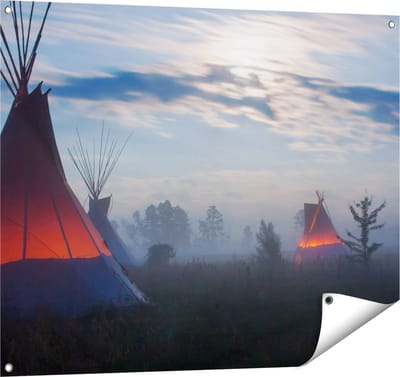 Gards Tuinposter Indianen Tipi in de Nacht tijdens de Mist - 100x80 cm - Tuindoek - Tuindecoratie - Wanddecoratie buiten - Tuinschilderij