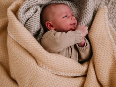 Wiegdeken wol - Pure Baby Love - bee - zacht geel