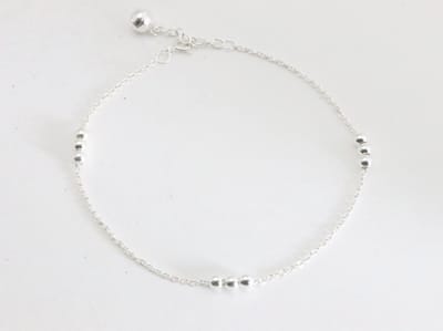 Fijne zilveren enkelband met hoogglans bolletjes