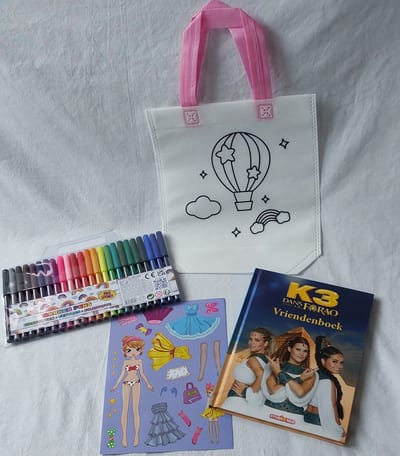 Brievenbus cadeau voor Meisje - 4 producten - 300 g - K3 vriendenboek - Dans Van De Farao - 24 stiften - Handgeschilderd cadeau tas - stickers - Cadeaupakket - Cadeaupakketje - Muziekland- cadeautjes voor meisje