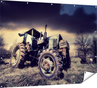 Gards Tuinposter Oude Tractor op het Grasveld - Trekker - 160x120 cm - Tuindoek - Tuindecoratie - Wanddecoratie buiten - Tuinschilderij