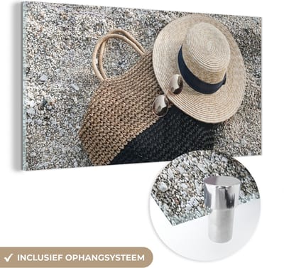MuchoWow® Glasschilderij 120x60 cm - Schilderij acrylglas - Zomer - Strand - Hoed - Foto op glas - Schilderijen