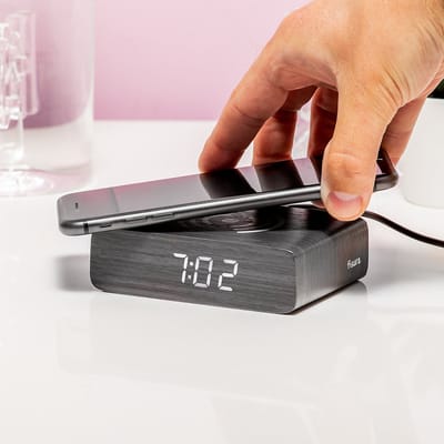 Fisura Wekker met smartphonelader - Donker hout