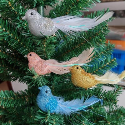 Kerstdecoratie set met 4 kunstmatige vogels, versieringen voor de kerstboom, decoratieve vogels met veren en kleurrijke accenten