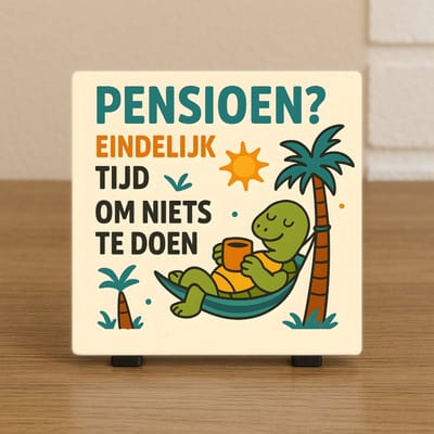 Wenstegel Pensioen – Eindelijk Tijd om Niets te Doen – Grappig Cadeau - Hip trendy tegeltje – Wanddecoratie – Cadeau voor pensioen – Sfeervol en Persoonlijk – Trendy nu – Decoratief Tegeltje met Standaard – Cadeau Idee
