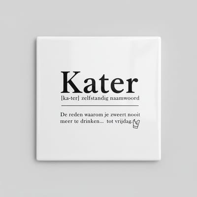 Grappige Definitie Tegel “Kater” – Humoristische Quote – Moderne Woon- & Bardecoratie – Keramische Tegel 15 × 15 cm
