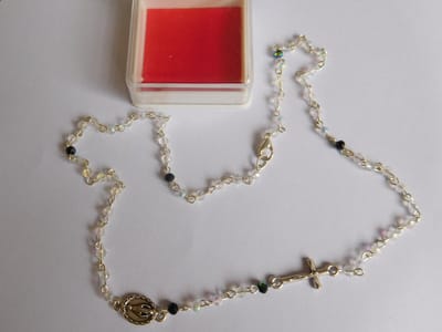 Ketting pareltjes met kruisje sideways zilverkleur (6201)
