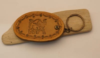 Leren beige sterrenbeelden sleutelhanger " STIER " datums 20 april – 20 mei - TAURUS zodiac sign keyring - sterrenbeeld keyring - verjaardags cadeau sterrenbeelden sleutelhangers - lederen sleutelhangers dierenriem