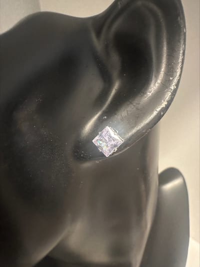 Witte glazen vierkante zirkonia oorknopjes 0.8 cm doorsnee | Make up | Parfum | Moederdag | Verjaardagscadeau| Cadeautje| Valentijnsdag| Kado | sieraden | vaderdag | oorbellen | oorsieraden