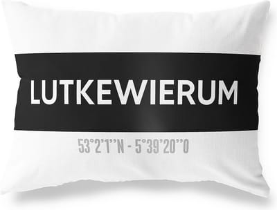 Tuinkussen LUTKEWIERUM - FRIESLAND met coördinaten - Buitenkussen - Bootkussen - Weerbestendig - Jouw Plaats - Studio216 - Modern - Zwart-Wit - 50x30cm