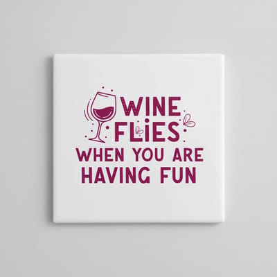 Wine Flies When You Are Having Fun Tegel – Grappige Wijn Quote Wanddecoratie – Bar & Keuken Keramische Tegel 15 x 15 cm