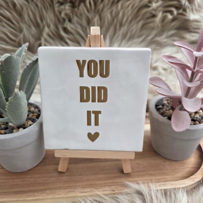 Robuust wenstegeltje “You did it” – Keramiek 10x10 cm – Wanddecoratie & Cadeau – Cadeau Geslaagd – incl standaard – Trendy nu - Feest - Geslaagd - Rijbewijs, diploma of ander succes