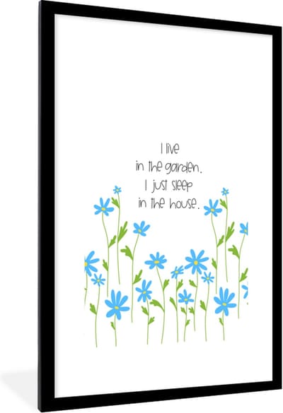 Fotolijst incl. Poster - Quotes - Spreuken - I live in the garden I just sleep in the house - 80x120 cm - Posterlijst
