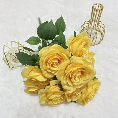 Kunstzijde Boeket - Decoratieve Bloemen - Feestelijke Decoratie - Handgemaakt Arrangement - 47 cm Lengte - Geel