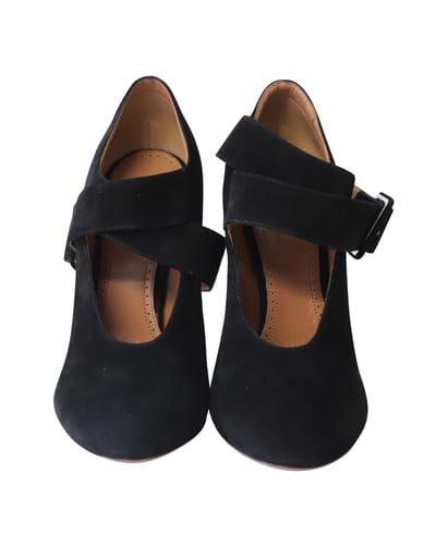Alaia Cross Strap Pumps in Zwart Suède