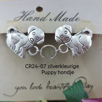 Vestsluiting - clip met puppy hondje en ring in midden - voor - vest - Gehaakt omslagdoek - sjaal - antiek Zilverkleurig.