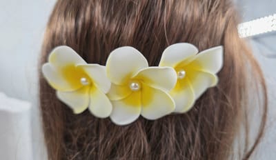 'Melati' - Haarklem 'Melati' zijn populaire accessoires en worden vaak gedragen als sieraad en gebruikt tijdens herdenkingen en ceremoniële gelegenheden symbool staat voor zuiverheid en respect.