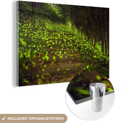 ® Glasschilderij 180x120 cm - Schilderij acrylglas - Groene vuurvliegjes vliegen laag over een vlak landschap - Foto op glas - Muurdecoratie woonkamer - Wanddecoratie slaapkamer - Schilderijen