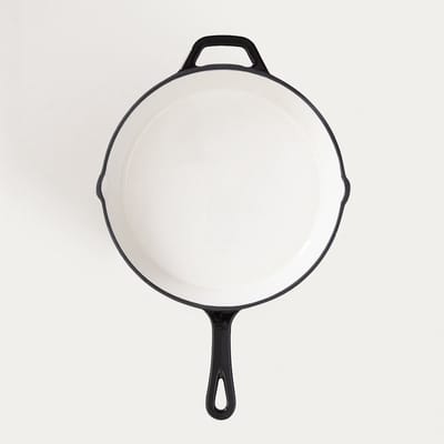 Homla - Andreas Cast Iron Pan - Gietijzeren Koekenpan - Ovenbestendig 220°C - Steakpan of Bakpan Inductie Geschikt - Duurzame Koekenpan - Ø26 x 5 cm - Beige & Zwart - Geëmailleerde Pan