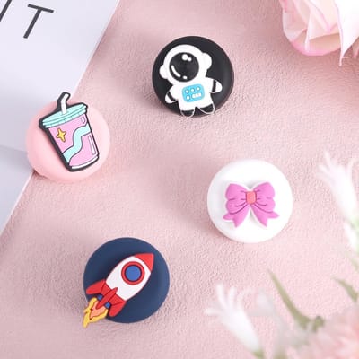 Dailygoods- Airtag Houder - 4 Stuks - Zachte Siliconen - Schattige Ontwerpen - Geschikt voor Schoenen - Unieke Vormen zoals Raket en Astronaut - Trackerhouder