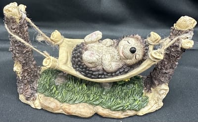 Decoratief beeld "egel in hangmat" - polyresin - meerkleurig + bruin - hoogte 10 x 15 x 15 cm - Woonaccessoires - Woondecoratie - Decoratieve beelden