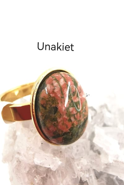 Ring met edelsteen - Unakiet - groen-oranje - ovaal - Goudkleurig - RVS - maat 18 - Edelsteen ringen zijn niet alleen prachtige sieraden, maar ook dragers van diepe betekenis en symboliek.