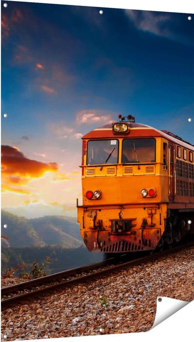 Gards Tuinposter Trein tussen de Bergen in Thailand - 100x150 cm - Tuindoek - Tuindecoratie - Wanddecoratie buiten - Tuinschilderij