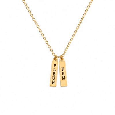 Engravia by Derya – Gepersonaliseerde Dubbele Staafhanger Ketting Goudkleurig – RVS Roestvrij Staal – Minimalistische Naam- of Datumketting – Persoonlijk Cadeau