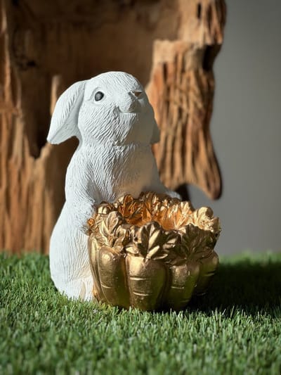 Konijn/paashaas met schaal voor paaseieren wit 19.5 cm hoog - steen - decoratief beeld of figuur - thema Pasen - lentecollectie - zomercollectie - cadeau - geschenk - voor binnen - decoratie - interieur - voorjaar