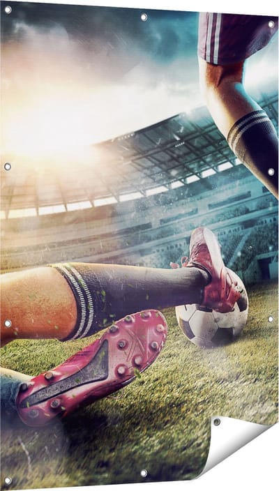 Gards Tuinposter Voetbal Sliding in het Stadion - 80x120 cm - Tuindoek - Tuindecoratie - Wanddecoratie buiten - Tuinschilderij